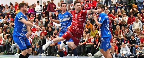 Im Lokalderby – spezielles Trikot, gewöhnliches Ergebnis