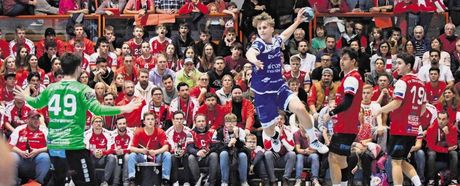 Auf dem Feld ist die rote Wand zu löchrig