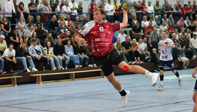 Die Mannschaftskasse füllt sich: Die Abwehr hält, der Trainer zahlt!